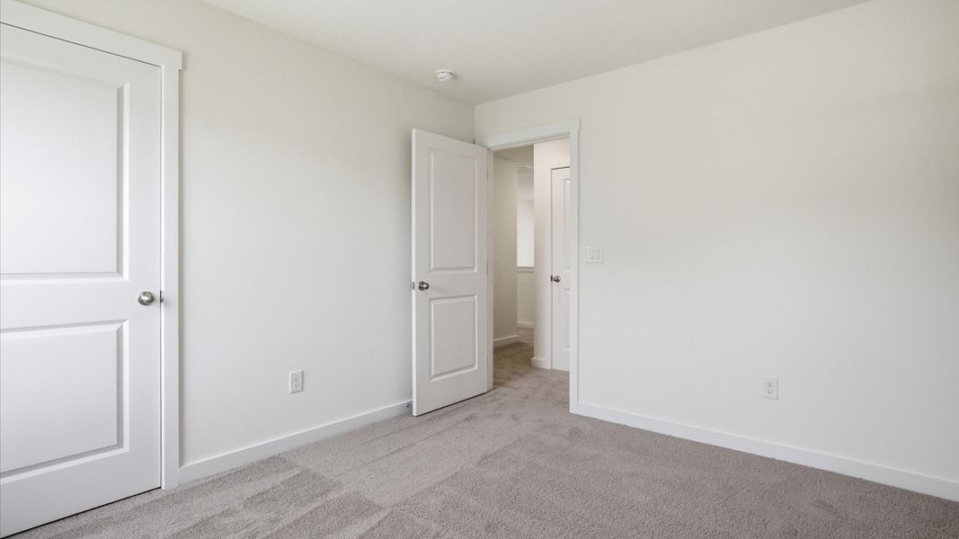 Spacious, unfurnished interior of a new home in Oak Hill, Vonore (Image 38).
