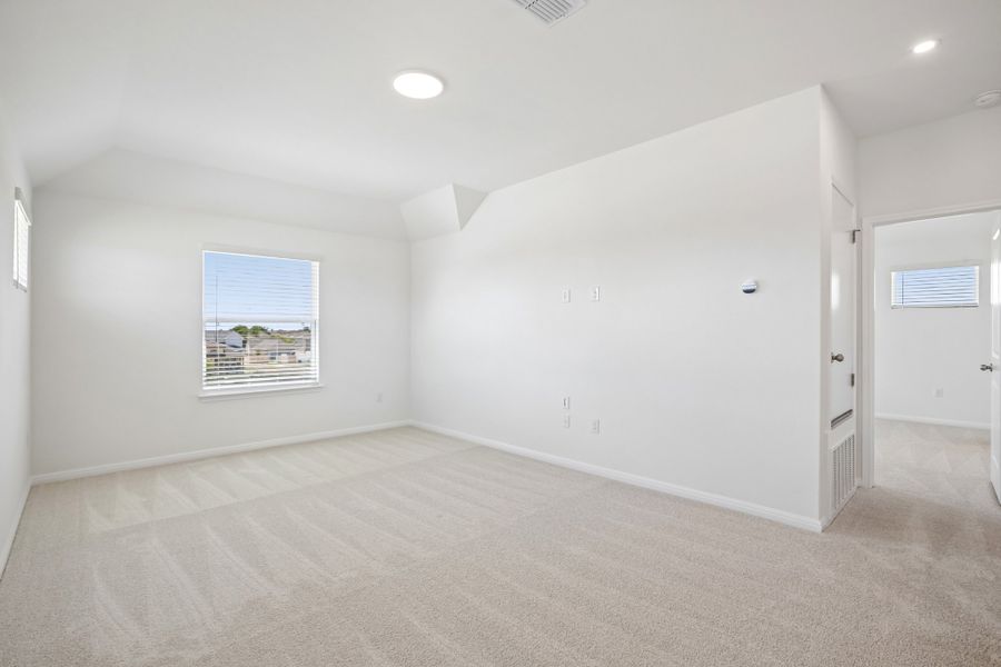 Spacious, unfurnished interior of a new home in Porter Country, Buda (Image 22).