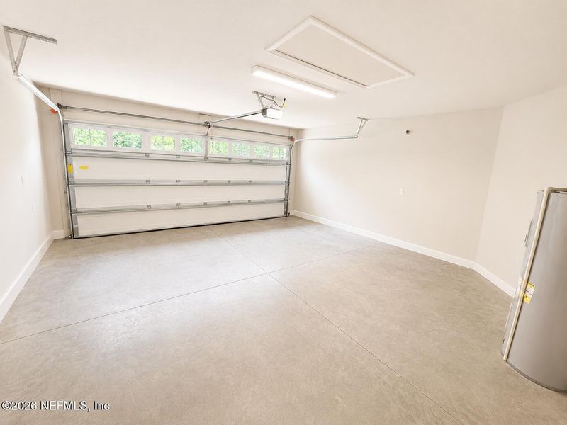 Spacious, unfurnished interior of a new home in , Jacksonville (Image 25).