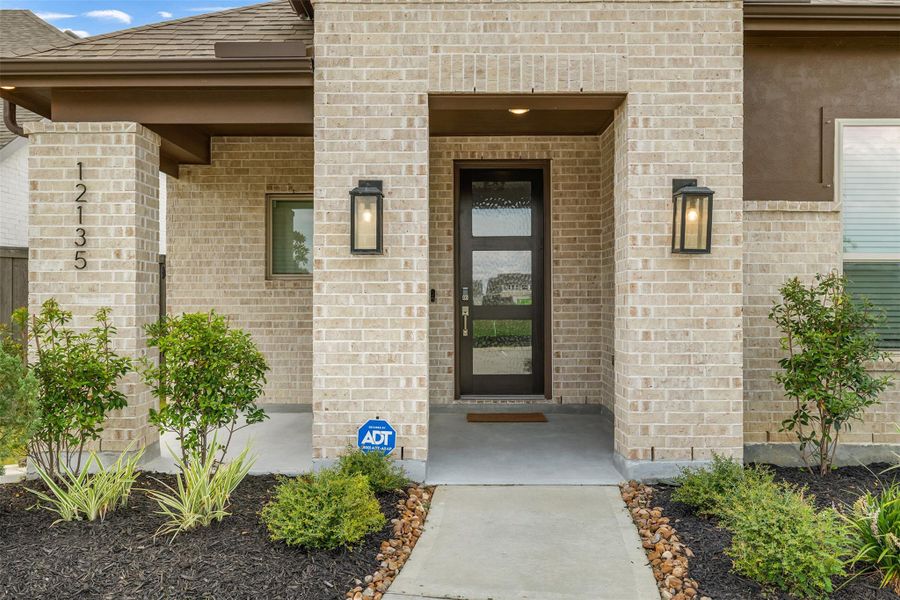 Exterior details and patio area of a home in Riceland, Mont Belvieu (Image 3).