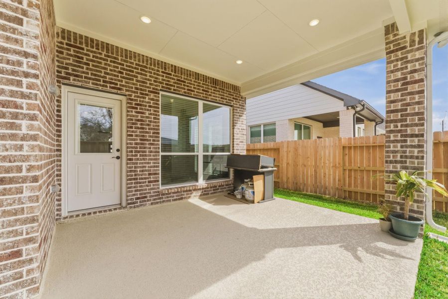 Exterior details and patio area of a home in Wood Leaf Reserve, Tomball (Image 24).