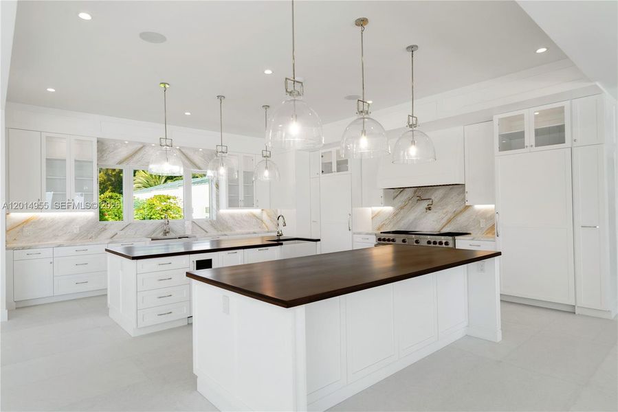 Furnished interior view inside a new home in , Tavernier (Image 4).