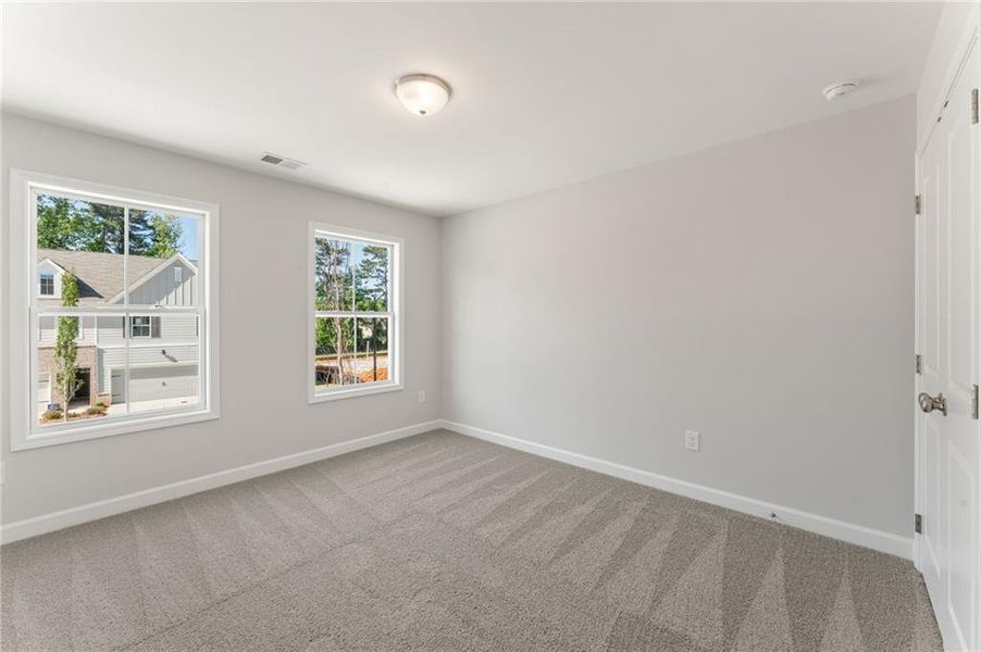 Spacious, unfurnished interior of a new home in Cherokee Township, Acworth (Image 28).