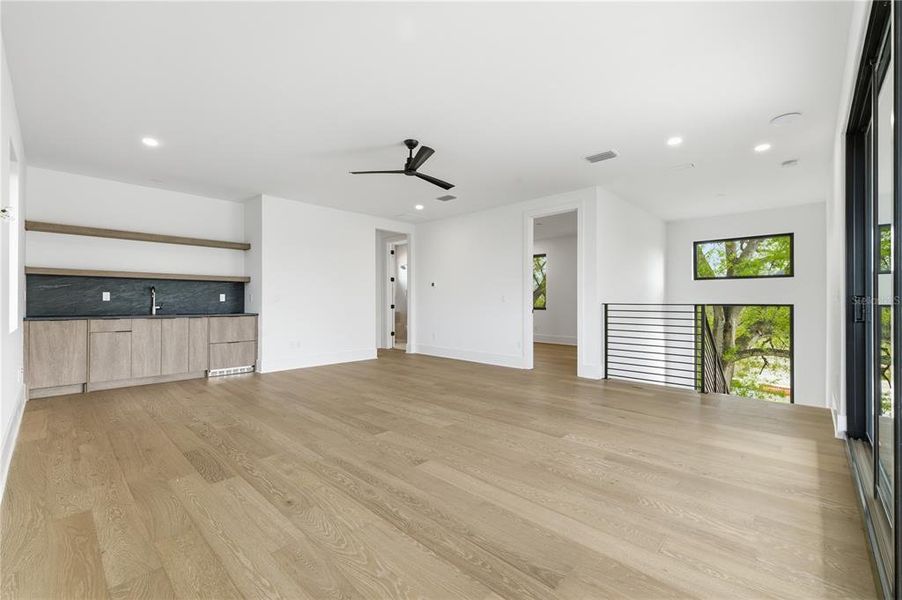 Spacious, unfurnished interior of a new home in , Tampa (Image 24).