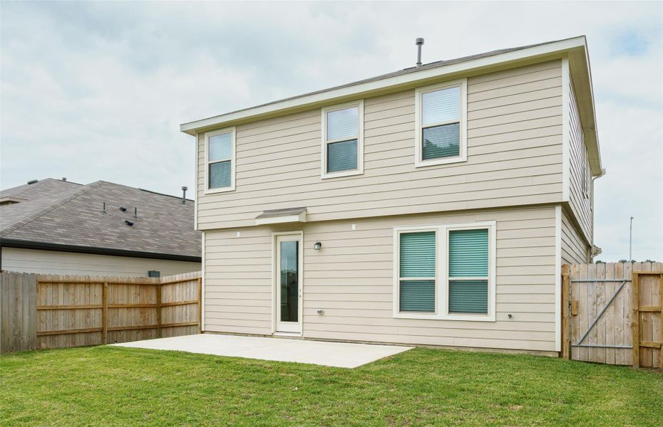 Exterior details and patio area of a home in Oakwood Trails, Tomball (Image 3).
