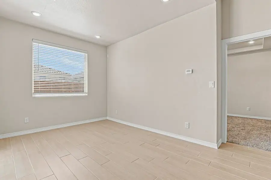 Spacious, unfurnished interior of a new home in Desert Breeze, Horizon City (Image 35).