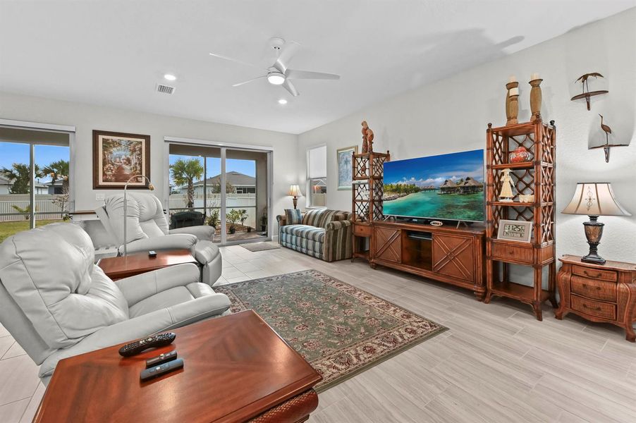 17 Living Room 01