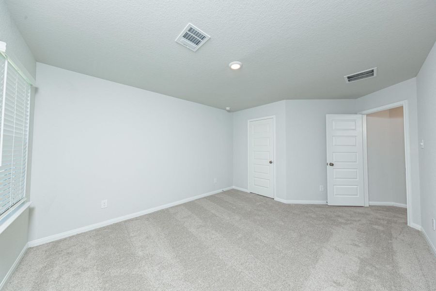 Spacious, unfurnished interior of a new home in Cliffstone Hills, Conroe (Image 7).