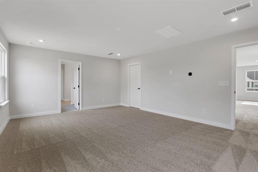 Spacious, unfurnished interior of a new home in Crystal Falls, Dawsonville (Image 34).