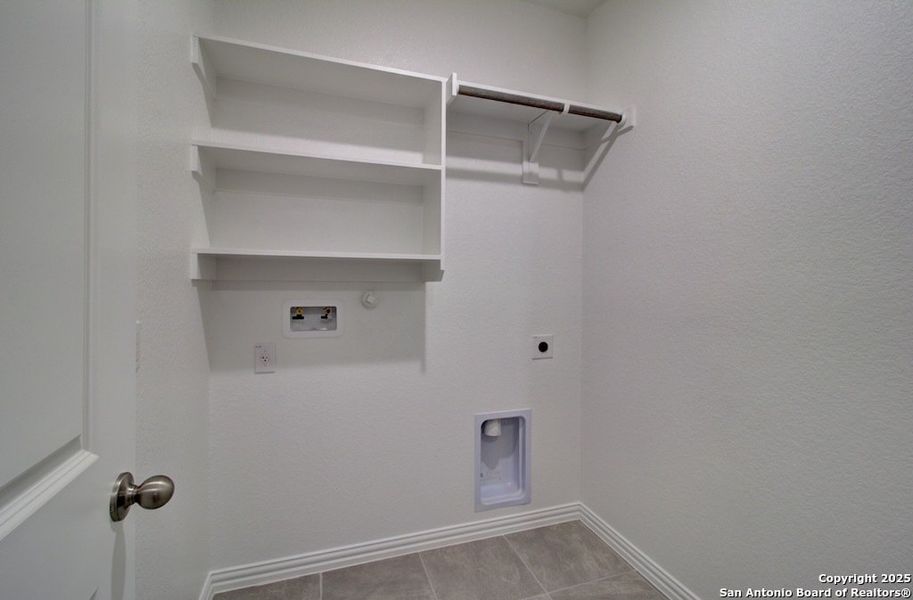 Spacious, unfurnished interior of a new home in Clear Creek, New Braunfels (Image 20). Spacious, unfurnished interior of a new home in Clear Creek, New Braunfels (Image 20).