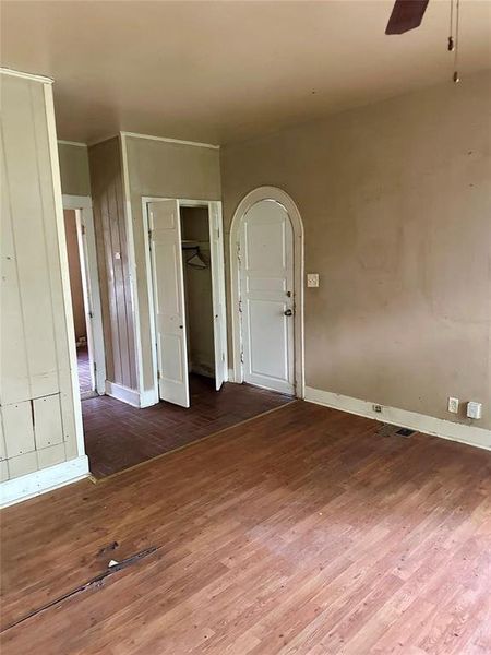 Spacious, unfurnished interior of a new home in , Paris (Image 6). Spacious, unfurnished interior of a new home in , Paris (Image 6).