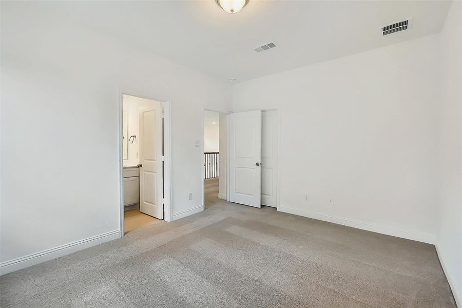 Spacious, unfurnished interior of a new home in Sienna 65', Missouri City (Image 41).