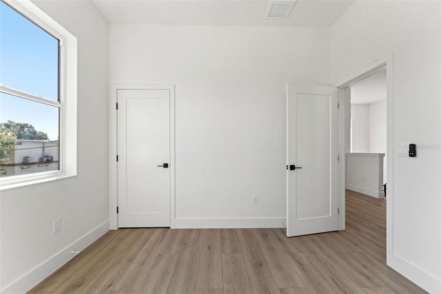 Spacious, unfurnished interior of a new home in , Tampa (Image 43).