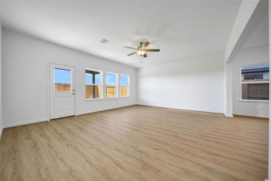 Spacious, unfurnished interior of a new home in , Rosharon (Image 28).