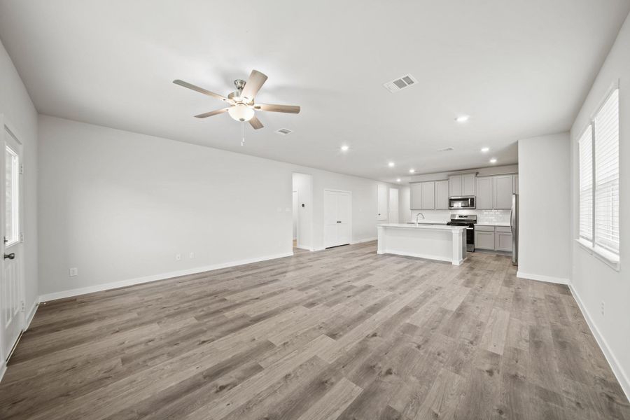 Spacious, unfurnished interior of a new home in Valor Park, Bay City (Image 12).