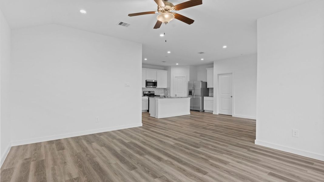 Spacious, unfurnished interior of a new home in Watermark, Alvin (Image 15).