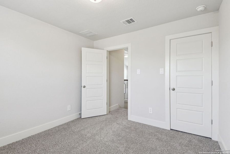 Spacious, unfurnished interior of a new home in Thomas Pond, San Antonio (Image 23).