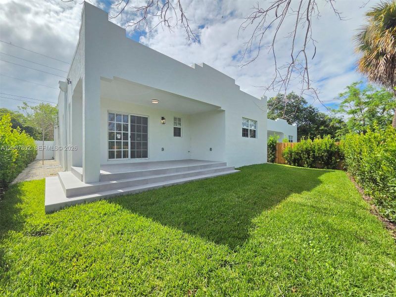 Exterior details and patio area of a home in , West Palm Beach (Image 21).