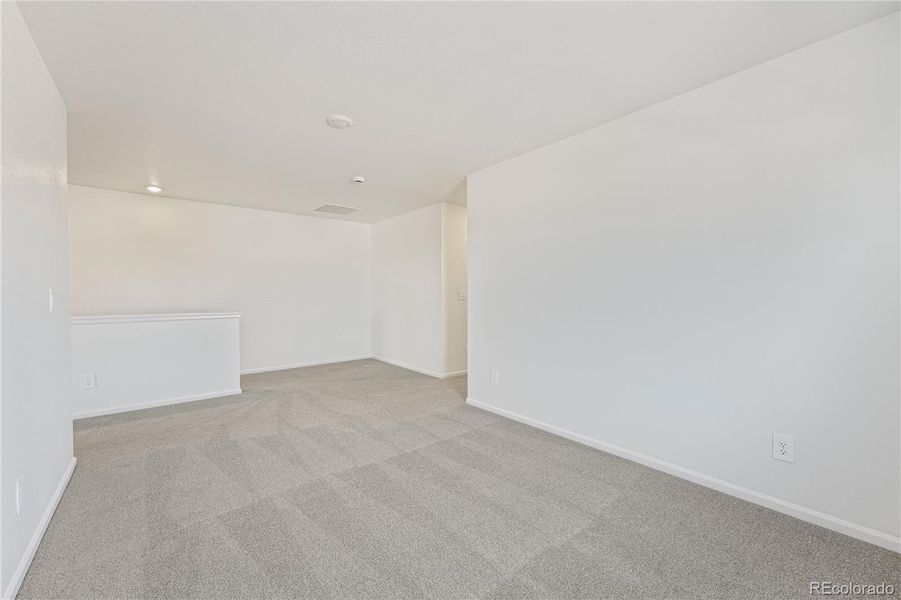 Spacious, unfurnished interior of a new home in , Aurora (Image 13).