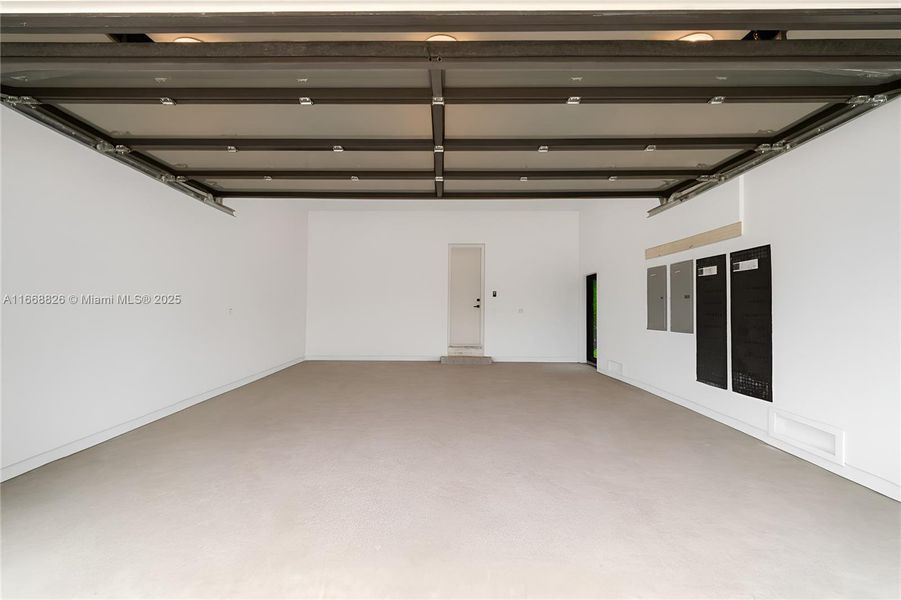 Spacious, unfurnished interior of a new home in , Sunny Isles Beach (Image 18).