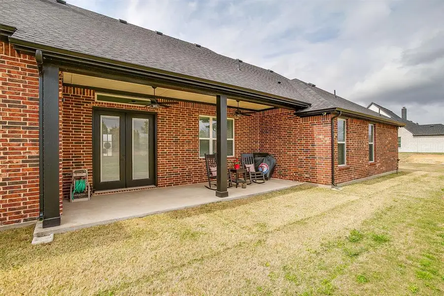 Exterior details and patio area of a home in , Waxahachie (Image 4).