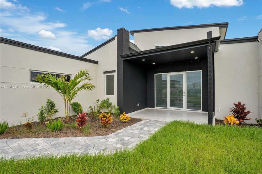 Exterior details and patio area of a home in , Cape Coral (Image 27).
