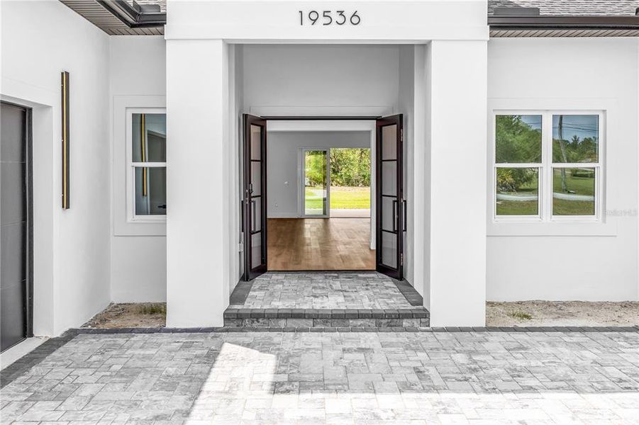 Exterior details and patio area of a home in , Orlando (Image 3).