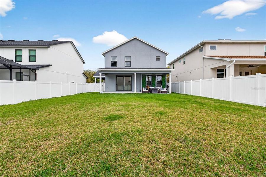 Exterior details and patio area of a home in Clearfield Crossings, Tampa (Image 29).