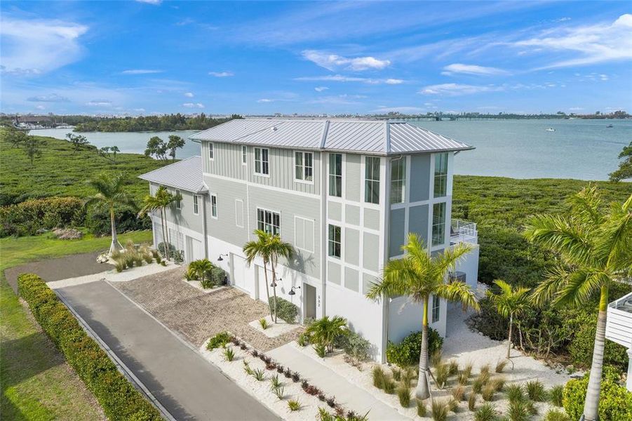 Condo located in Bradenton, FL showcasing its design and architecture (Image 3).