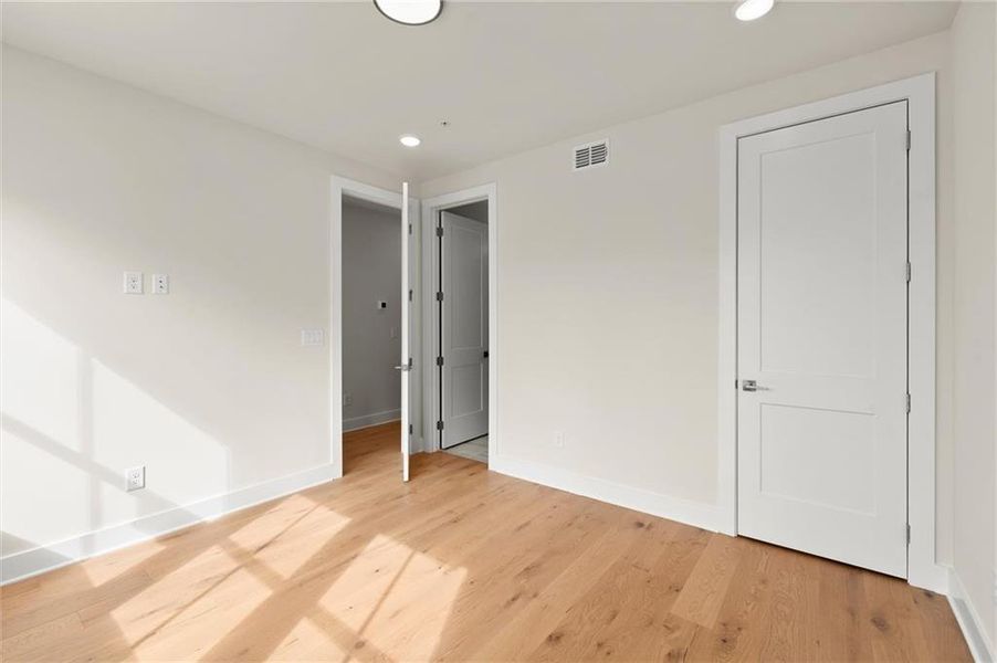 Spacious, unfurnished interior of a new home in , Alpharetta (Image 25).