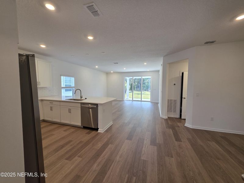 Spacious, unfurnished interior of a new home in Hyland Trail, Green Cove Springs (Image 30).