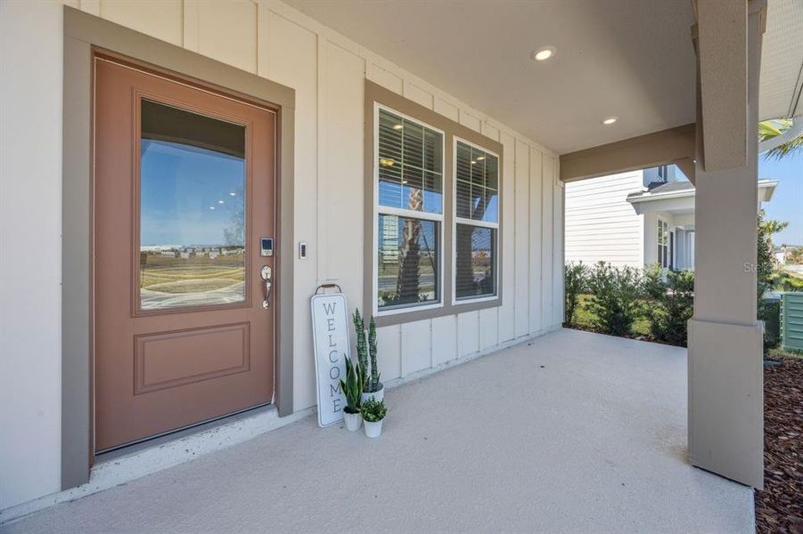 Exterior details and patio area of a home in , Winter Garden (Image 4).