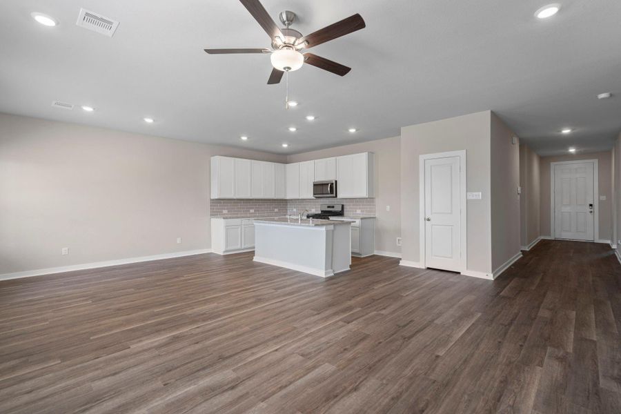 Spacious, unfurnished interior of a new home in River Ranch Trails, Dayton (Image 13).