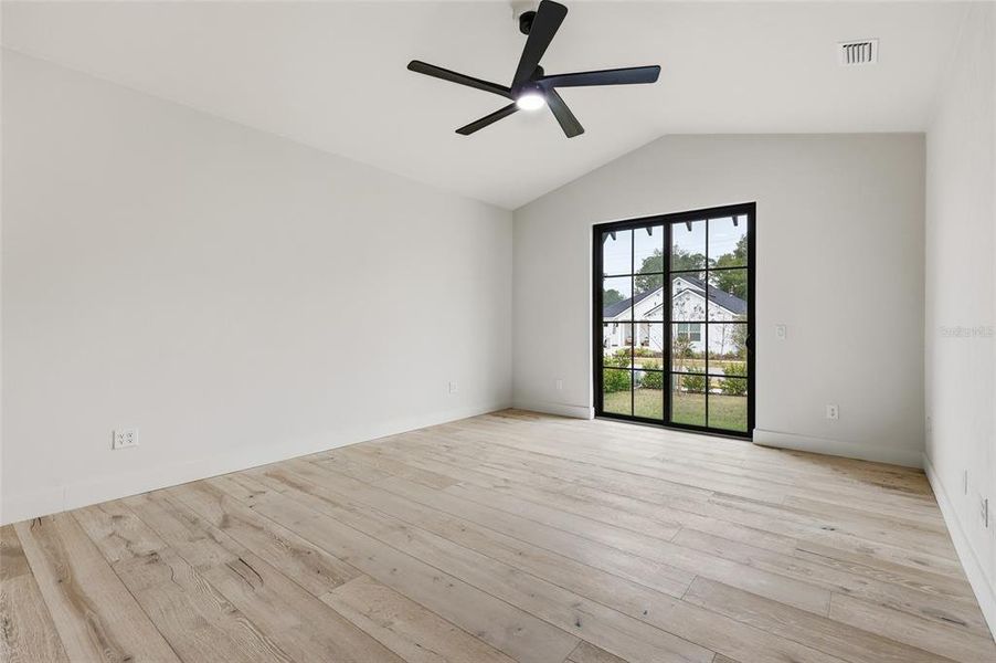 Spacious, unfurnished interior of a new home in , Gainesville (Image 19).