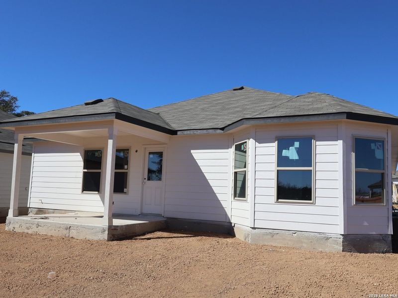 Exterior details and patio area of a home in Cinco Lakes, San Antonio (Image 3).