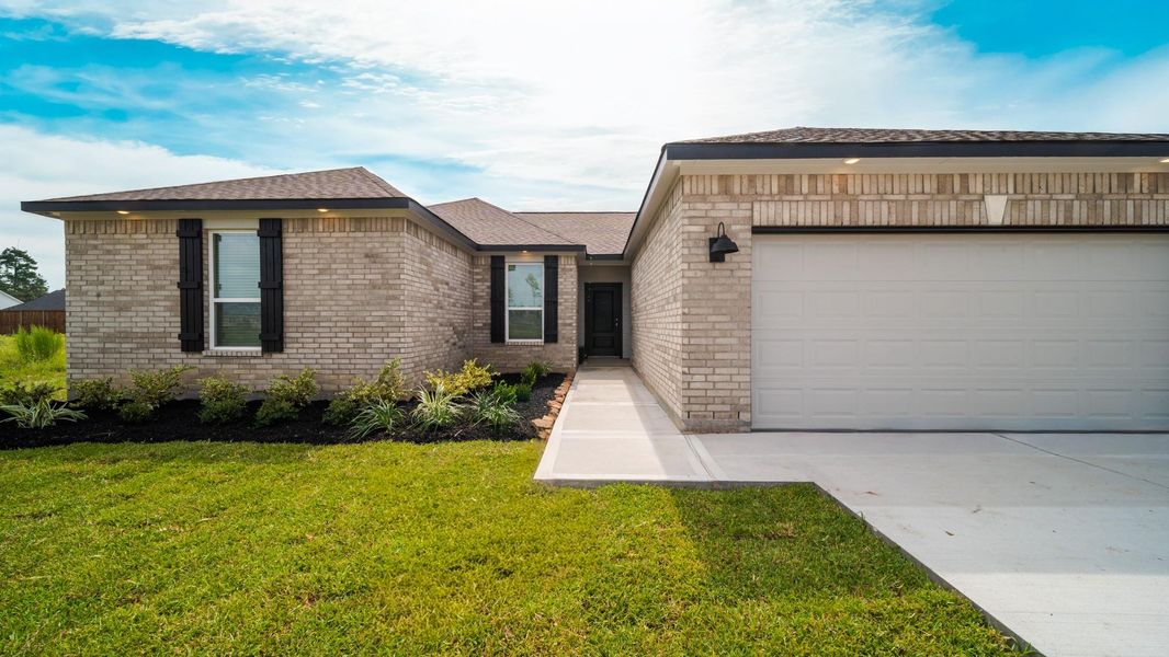 Front exterior of a new home in , Conroe, TX, highlighting curb appeal (Image 15). Front exterior of a new home in , Conroe, TX, highlighting curb appeal (Image 15).