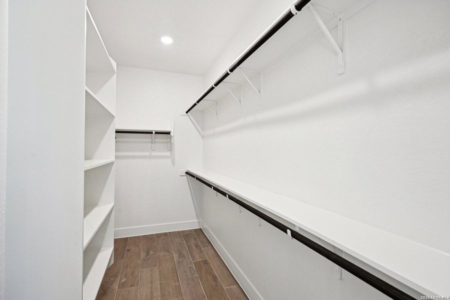 Spacious, unfurnished interior of a new home in Meyer Ranch, New Braunfels (Image 35).