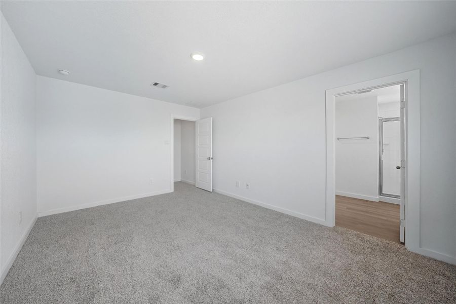 Spacious, unfurnished interior of a new home in , Houston (Image 14).