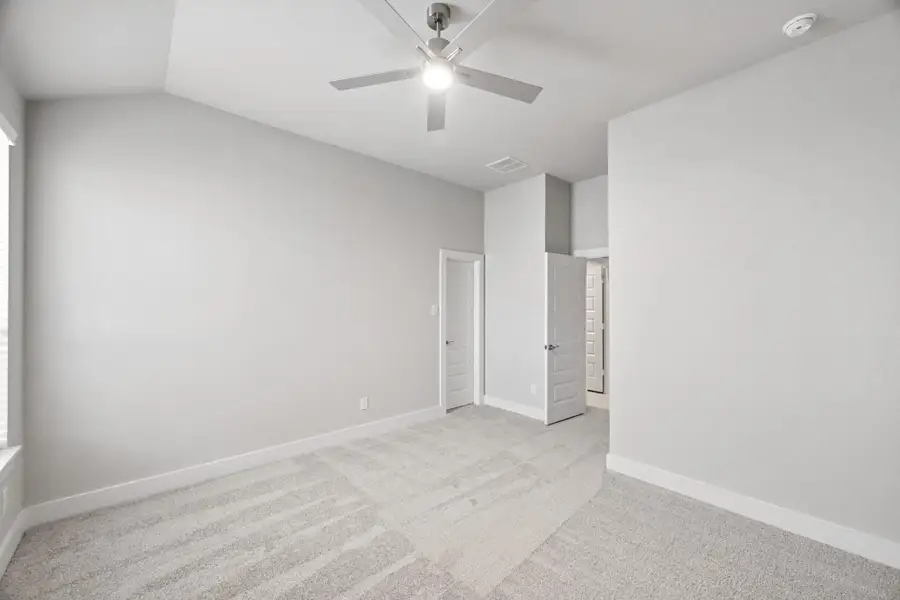 Spacious, unfurnished interior of a new home in Barton Creek Ranch, Conroe (Image 38).