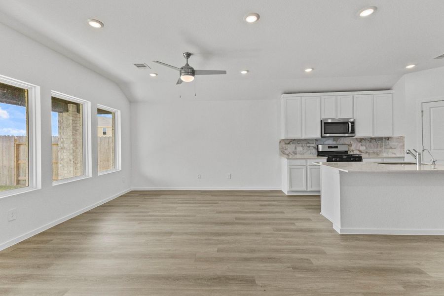 Spacious, unfurnished interior of a new home in Sunterra Lakes, Katy (Image 17).