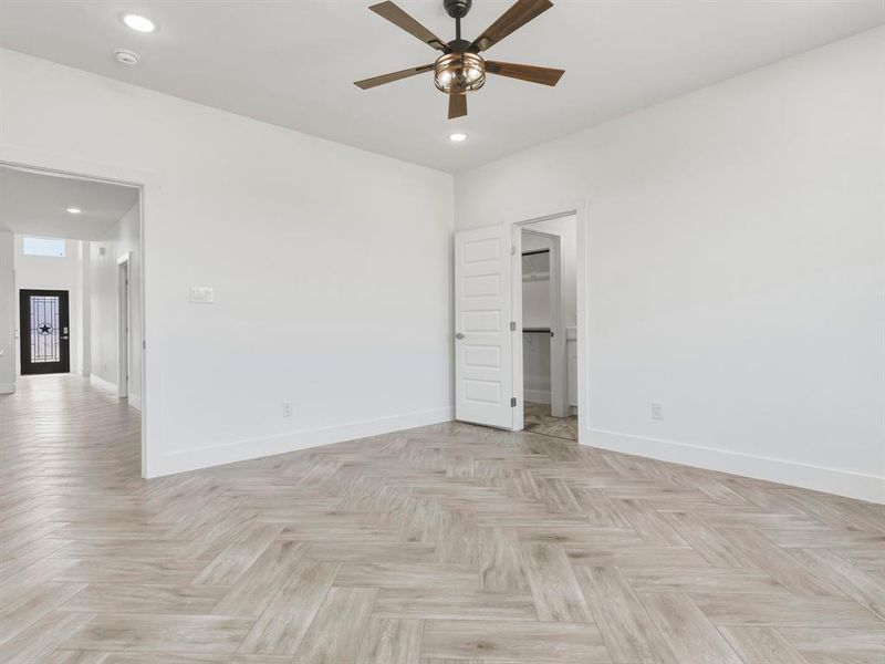 Spacious, unfurnished interior of a new home in , Granbury (Image 14).