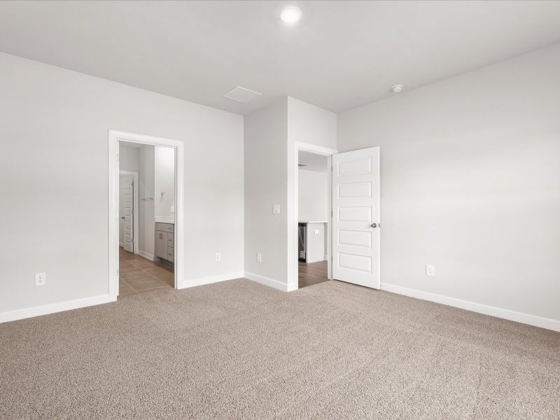 Spacious, unfurnished interior of a new home in Ashby Woods, Boiling Springs (Image 11).