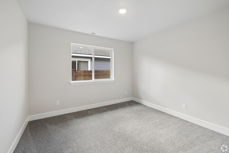 Spacious, unfurnished interior of a new home in IronHorse, Prineville (Image 20).