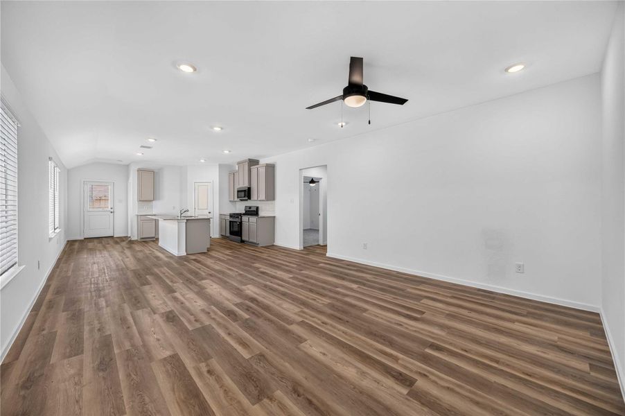 Spacious, unfurnished interior of a new home in Allison Park, Houston (Image 19). Spacious, unfurnished interior of a new home in Allison Park, Houston (Image 19).