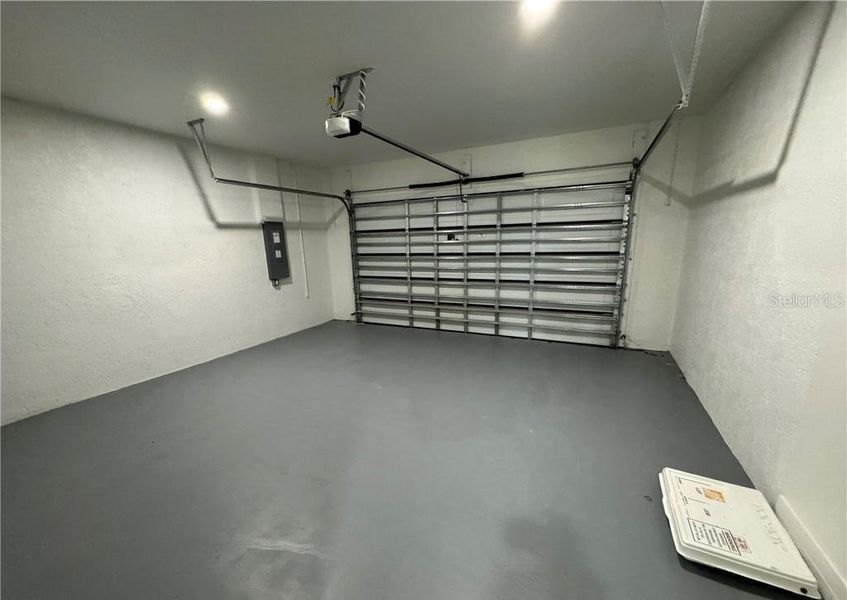 Spacious, unfurnished interior of a new home in , Cape Coral (Image 28).