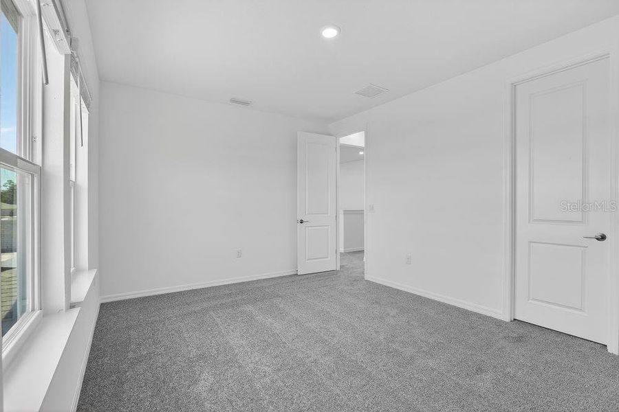 Spacious, unfurnished interior of a new home in Ardisia Park, New Smyrna Beach (Image 21).