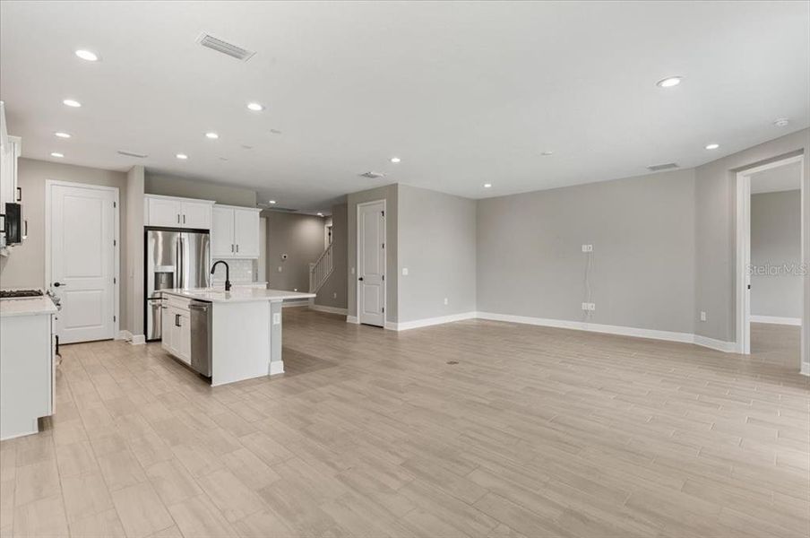 Spacious, unfurnished interior of a new home in , Sarasota (Image 40).