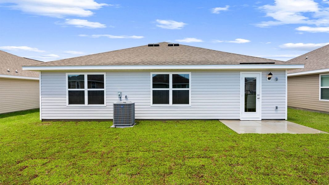 Exterior details and patio area of a home in Liberty, Panama City (Image 4).