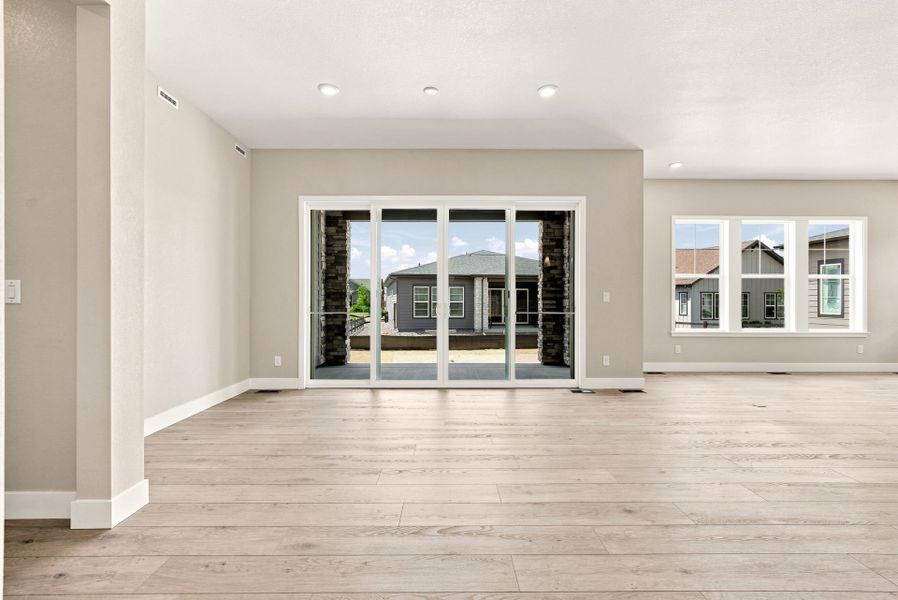 Spacious, unfurnished interior of a new home in Hilltop at Inspiration, Aurora (Image 14).