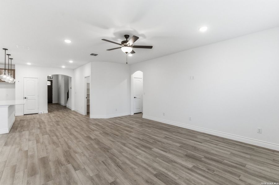 Spacious, unfurnished interior of a new home in Davis Ranch, San Antonio (Image 22).